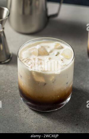 Erfrischender Boozy Vodka Weißer russischer Cocktail mit Kaffee Stockfoto