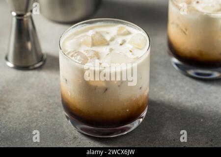 Erfrischender Boozy Vodka Weißer russischer Cocktail mit Kaffee Stockfoto