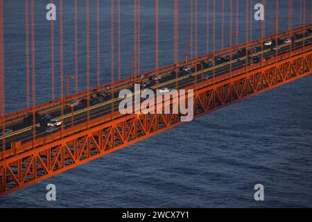 USA, Kalifornien, San Francisco, Sonnenuntergang über der Golden Gate Bridge von Short Range Battery in Sausalito Stockfoto