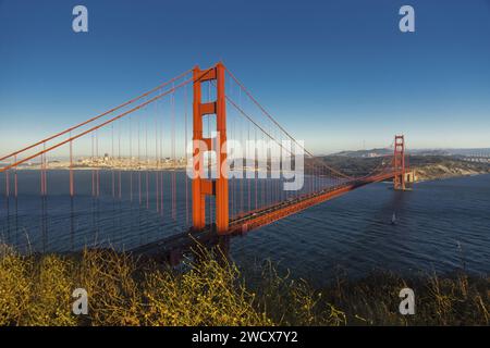 USA, Kalifornien, San Francisco, Sonnenuntergang über der Golden Gate Bridge von Short Range Battery in Sausalito Stockfoto