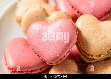 Herzförmige Macarons zum Valentinstag mit Creme-Füllung Stockfoto