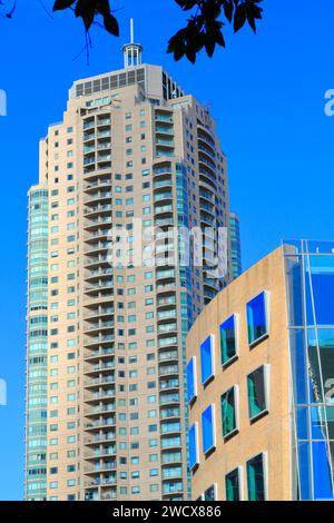 Australien, New South Wales, Sydney, im Vordergrund das Dr Chau Chak Wing Building (2014), das von dem Architekten Frank Gehry für die University of Technology Sydney (UTS) entworfen wurde, und im Hintergrund ein Wohnhaus Stockfoto