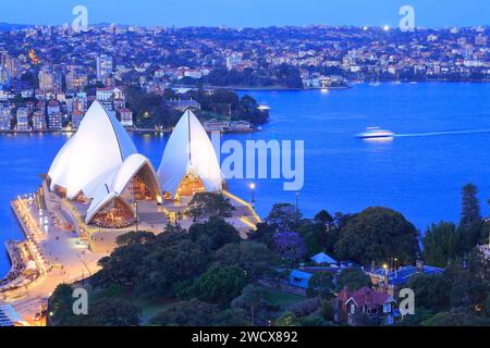 Australien, New South Wales, Sydney, Blick auf den Bennelong Point und das Opernhaus (Sydney Opera House), entworfen vom Dane Jørn Utzon mit Sydney North im Hintergrund Stockfoto