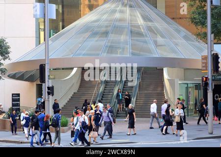 Australien, New South Wales, Sydney, Central Business District (CBD), Martin Place, MLC Center (1977), Straßenszene Stockfoto