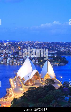 Australien, New South Wales, Sydney, Blick auf den Bennelong Point und das Opernhaus (Sydney Opera House), entworfen vom Dane Jørn Utzon mit Sydney North im Hintergrund Stockfoto