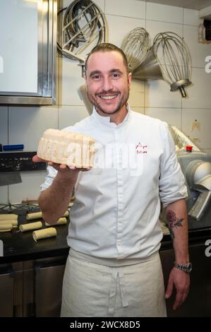 Frankreich, Haute Savoie, Megeve, Bäckerei, Konditorei mit den Köstlichkeiten von Megeve, Herstellung von Savoie Kuchen, Vincent Thomassier präsentiert uns seinen Kuchen Stockfoto