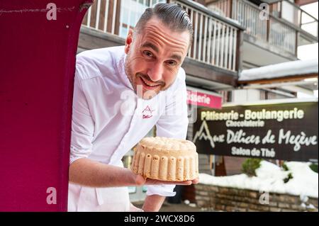 Frankreich, Haute Savoie, Megeve, Bäckerei, Konditorei mit den Köstlichkeiten von Megeve, Herstellung von Savoie Kuchen, Vincent Thomassier präsentiert uns seinen Kuchen Stockfoto