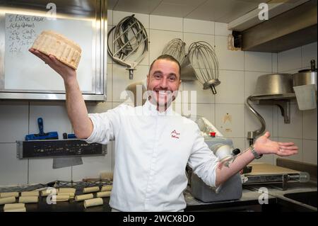 Frankreich, Haute Savoie, Megeve, Bäckerei, Konditorei mit den Köstlichkeiten von Megeve, Herstellung von Savoie Kuchen, Vincent Thomassier präsentiert uns seinen Kuchen Stockfoto