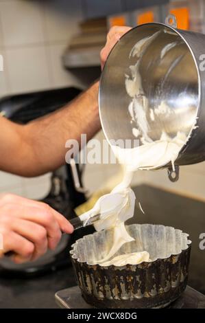 Frankreich, Haute Savoie, Megeve, Bäckerei, Konditorei mit Megeve-Köstlichkeiten, Savoie-Torte, Charlie Brillet gießt den Teig in die Form Stockfoto