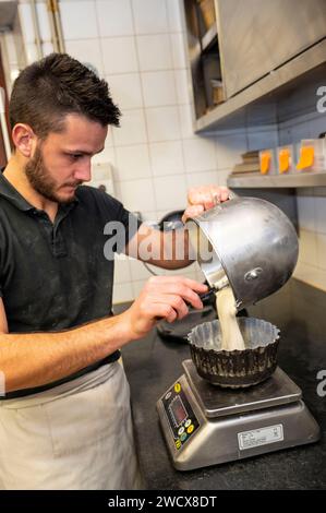 Frankreich, Haute Savoie, Megeve, Bäckerei, Konditorei mit Megeve-Köstlichkeiten, Savoie-Torte, Charlie Brillet gießt den Teig in die Form Stockfoto