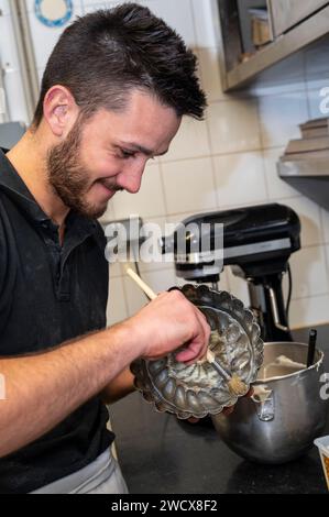 Frankreich, Haute Savoie, Megeve, Bäckerei, Konditorei mit Megeve-Köstlichkeiten, Savoie-Kuchen machen, Charlie Brillet macht die Form Stockfoto