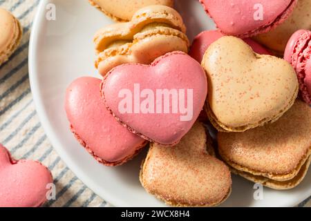 Herzförmige Macarons zum Valentinstag mit Creme-Füllung Stockfoto