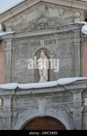 Frankreich, Haute Savoie, Aravis-Massiv, Le Reposoir, die Chartreuse du Reposoir heißt heute die Karmeliten willkommen. Der Steingiebel, der den Haupteingang dominiert, und die Marienstatue Stockfoto