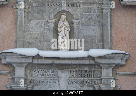 Frankreich, Haute Savoie, Aravis-Massiv, Le Reposoir, die Chartreuse du Reposoir heißt heute die Karmeliten willkommen. Der Steingiebel, der den Haupteingang dominiert, und die Marienstatue Stockfoto