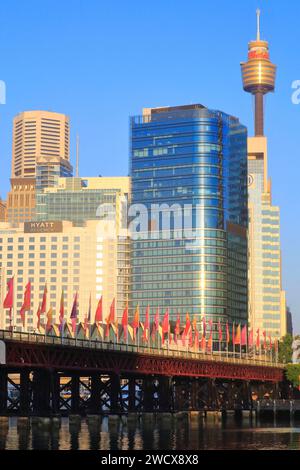 Australien, New South Wales, Sydney, Darling Harbour, Blick auf die Pyrmont Bridge (1902), den Central Business District (CBD) und im Hintergrund den Sydney Tower (1981) Stockfoto