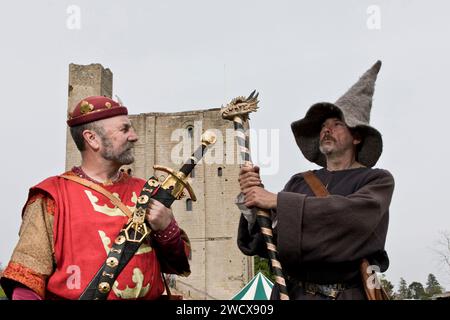 30. April 2023. Hedingham Castle, Suffolk, England. Interpretation von König Arthur und Merlin vor Camelots Donjon. Die Wiederinszenierungen kommen zusammen, um die Geschichte von König Arthur und Excalibur zu erzählen und alles zu feiern, was Arthurien im Hedingham Castle zu bieten hat. Stockfoto