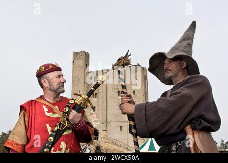 30. April 2023. Hedingham Castle, Suffolk, England. Interpretation von König Arthur und Merlin vor Camelots Donjon. Die Wiederinszenierungen kommen zusammen, um die Geschichte von König Arthur und Excalibur zu erzählen und alles zu feiern, was Arthurien im Hedingham Castle zu bieten hat. Stockfoto