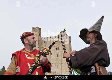 30. April 2023. Hedingham Castle, Suffolk, England. Interpretation von König Arthur und Merlin vor Camelots Donjon. Die Wiederinszenierungen kommen zusammen, um die Geschichte von König Arthur und Excalibur zu erzählen und alles zu feiern, was Arthurien im Hedingham Castle zu bieten hat. Stockfoto