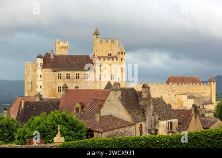 Frankreich, Dordogne, Dordogne Valley, Perigord Noir, Beynac et cazenac bezeichneten Les Plus beaux Villages de France (eines der schönsten Dörfer Frankreichs), die Burg aus dem 12. Jahrhundert und das Dorf Stockfoto