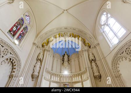 Frankreich, Meurthe et Moselle, Nancy, Maringer Kapelle, das erste religiöse Gebäude, das 1843 von der Societe du sacre Coeur de Jesus (Gesellschaft des Heiligen Herzens Jesu), auch Dames du sacre Coeur (Damen des heiligen Herzens) genannt, in Nancy im neogotischen Stil erbaut wurde. die heute zur orthodoxen Pfarrkirche Saint Pierre und Saint Paul gehört, befindet sich der Chor mit den Statuen des Heiligen Herzens Jesu in der Mitte Jungfrau Maria und Josef auf seinen Seiten und Gott oben mit Engeln auf seinen Seiten, Quai de la Bataille Stockfoto