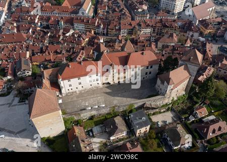 Frankreich, Haute Savoie, Annecy von der Drohne gesehen, dominiert die Burg die Altstadt (aus der Vogelperspektive) Stockfoto