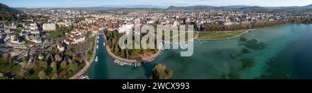 Frankreich, Haute Savoie, Annecy von der Drohne gesehen, Panoramablick auf die Ufer des Sees, die Insel cygnes, die Gärten Europas, die Kanäle Thiou und Vassé und die Esplanade Paquier (aus der Vogelperspektive) Stockfoto