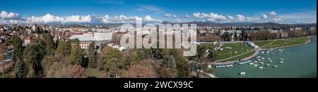 Frankreich, Haute Savoie, Annecy von der Drohne gesehen, Panoramablick auf den Garten Europas, den See und den Paquier (aus der Vogelperspektive) Stockfoto