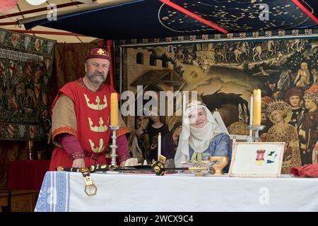 30. April 2023. Hedingham Castle, Suffolk, England. Interpretation von König Arthur und Königin Guinevere im King's Pavillion Zelt. Die Wiederinszenierungen kommen zusammen, um die Geschichte von König Arthur und Excalibur zu erzählen und alles zu feiern, was Arthurien im Hedingham Castle zu bieten hat. Stockfoto