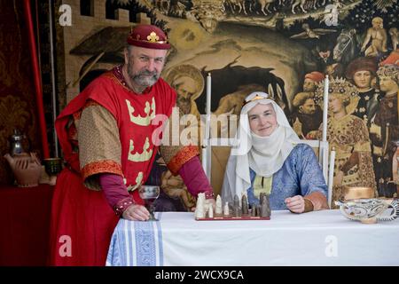 30. April 2023. Hedingham Castle, Suffolk, England. Interpretation von König Arthur und Königin Guinevere im King's Pavillion Zelt. Die Wiederinszenierungen kommen zusammen, um die Geschichte von König Arthur und Excalibur zu erzählen und alles zu feiern, was Arthurien im Hedingham Castle zu bieten hat. Stockfoto