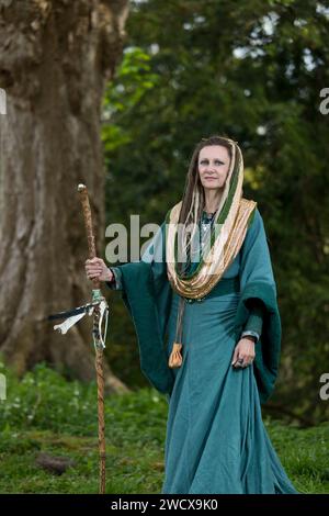 30. April 2023. Hedingham Castle, Suffolk, England. Interpretation der Hexenkönigin Morgan le Fae in der Geschichte von König Arthur. Die Wiederinszenierungen kommen zusammen, um die Geschichte von König Arthur und Excalibur zu erzählen und alles zu feiern, was Arthurien im Hedingham Castle zu bieten hat. Stockfoto