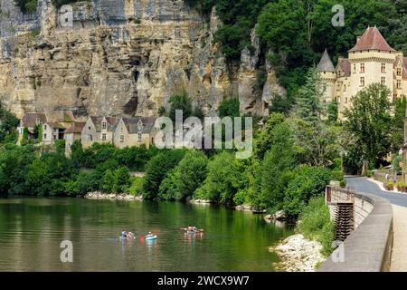 Frankreich, Dordogne, Perigord Noir, Dordogne-Tal, La Roque Gageac mit Les Plus Beaux Villages de France (eines der schönsten Dörfer Frankreichs), Kanus auf dem Fluss Dordogne und Schloss der Malartrie im Renaissance-Stil auf der rechten Seite Stockfoto