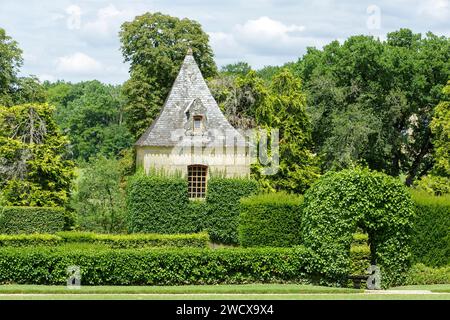 Frankreich, Dordogne, Perigord Noir, Salignac eyvigues, die Gärten des Manoir d'Eyrignac mit der Bezeichnung Jardins Remarquables (bemerkenswerte Gärten), die im 20. Jahrhundert nach italienischen Gärten der Renaissance umgebaut wurden, Gärten A La Francaise des 18. Jahrhunderts, mittelalterliche Gärten mit Gärten im Landhausstil am Stadtrand, Außenbau des Herrenhauses und Buchsbaumhölzer Stockfoto