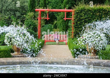 Frankreich, Dordogne, Perigord Noir, Salignac eyvigues, die Gärten des Manoir d’Eyrignac, die mit der Bezeichnung Jardins Remarquables (bemerkenswerte Gärten) versehen wurden, im 20. Jahrhundert auf der Grundlage italienischer Gärten der Renaissance, Gärten A La Francaise aus dem 18. Jahrhundert, mittelalterliche Gärten mit Gärten im Landhausstil am Stadtrand, die chinesische Pagode Stockfoto