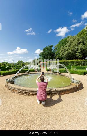 Frankreich, Dordogne, Perigord Noir, Salignac eyvigues, die Gärten des Manoir d’Eyrignac, die mit der Bezeichnung Jardins Remarquables (bemerkenswerte Gärten) versehen wurden, im 20. Jahrhundert auf der Grundlage italienischer Gärten der Renaissance, Gärten A La Francaise aus dem 18. Jahrhundert, mittelalterliche Gärten mit Gärten im Landhausstil am Stadtrand, die chinesische Pagode Stockfoto