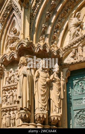 Frankreich, Moselle, Metz, Place Jeanne d'Arc, Kirche Sainte Segolene, Portal von Auguste Dujardin, Statuen östlich des Hauptportals, die Saint Ferreol und Saint Ferjeux gewidmet sind Stockfoto