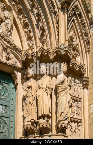 Frankreich, Moselle, Metz, Place Jeanne d'Arc, Kirche Sainte Segolene, das Portal wurde von Auguste Dujardin geformt, Statuen westlich des Hauptportals, das dem Heiligen Kreuz gewidmet ist Stockfoto