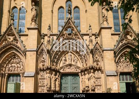 Frankreich, Moselle, Metz, Place Jeanne d'Arc, Kirche Sainte Segolene, Portal von Auguste Dujardin, zentrales Portal, das der Heiligen Segolena gewidmet ist Stockfoto