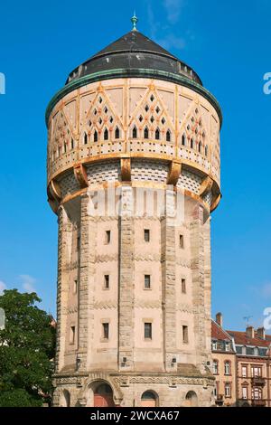 Frankreich, Mosel, Metz, kaiserliches Viertel, der alte Wasserturm des Bahnhofs, der die Dampflokomotiven mit Wasser versorgte, erkennbar an seiner Polychromie, seiner Form und dem sehr schönen Balkon mit Balustern, der ihn umgibt Stockfoto