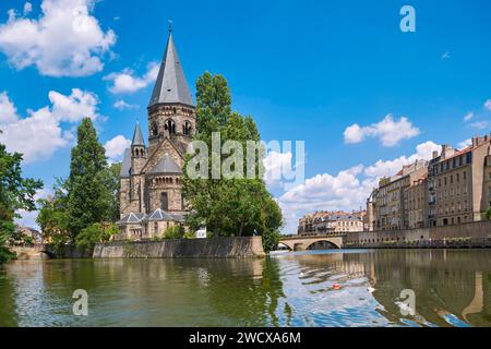 Frankreich, Mosel, Metz, das Ufer der Mosel, der neue Tempel, der auf dem Jardin d’Amour an der Spitze der Insel Petit Saulcy errichtet wurde Stockfoto