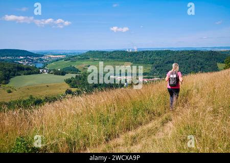 Frankreich, Moselle, Pays des Trois Frontières, Merschweiller, Kreis Hammelsberg, Kernkraftwerk Cattenom und die Stadt Sierck les Bains im Hintergrund Stockfoto