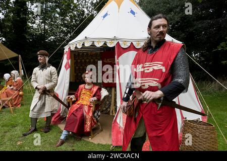 September 2023. Halesworth, Suffolk. Interpretation des englischen Königs Heinrich III. Mit seinen Leibwächtern. Im Stadtpark von Halesworth treffen sich Reenactoren, historische Künstler und Aussteller, um das 800-jährige Jubiläum der Marktstadt Halesworth zu feiern. Der junge Heinrich III. Verlieh der Stadt Suffolk 1223 eine Marktcharta. Stockfoto