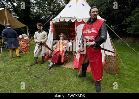 September 2023. Halesworth, Suffolk. Interpretation des englischen Königs Heinrich III. Mit seinen Leibwächtern. Im Stadtpark von Halesworth treffen sich Reenactoren, historische Künstler und Aussteller, um das 800-jährige Jubiläum der Marktstadt Halesworth zu feiern. Der junge Heinrich III. Verlieh der Stadt Suffolk 1223 eine Marktcharta. Stockfoto