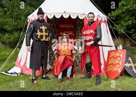 September 2023. Halesworth, Suffolk. Interpretation des englischen Königs Heinrich III. Mit seinen Leibwächtern. Im Stadtpark von Halesworth treffen sich Reenactoren, historische Künstler und Aussteller, um das 800-jährige Jubiläum der Marktstadt Halesworth zu feiern. Der junge Heinrich III. Verlieh der Stadt Suffolk 1223 eine Marktcharta. Stockfoto