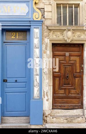 Frankreich, Meurthe et Moselle, Nancy, Tür mit rechts die Tür des ehemaligen Herrenhauses Hotel de Ligniville, auch Ligneville genannt, erbaut im 17. Jahrhundert im Renaissance-Stil in der Grande Rue in der Altstadt Stockfoto