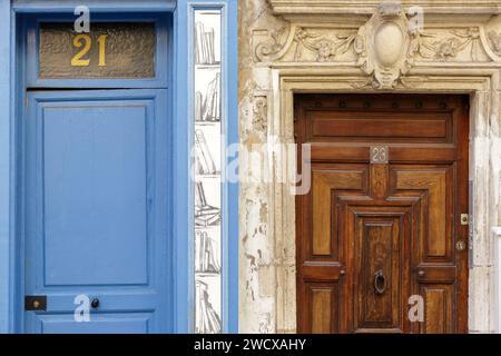 Frankreich, Meurthe et Moselle, Nancy, Tür mit rechts die Tür des ehemaligen Herrenhauses Hotel de Ligniville, auch Ligneville genannt, erbaut im 17. Jahrhundert im Renaissance-Stil in der Grande Rue in der Altstadt Stockfoto