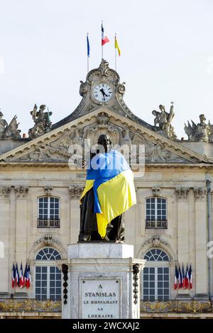 Frankreich, Meurthe et Moselle, Nancy, Stanislas Platz (ehemaliger Königsplatz), erbaut von Stanislas Leszczynski, König von Polen und letzter Herzog von Lothringen im 18. Jahrhundert, von der UNESCO zum Weltkulturerbe erklärt, Fassade des Stadthauses und Statue von Stanislas mit der Flagge von Ukranien Stockfoto