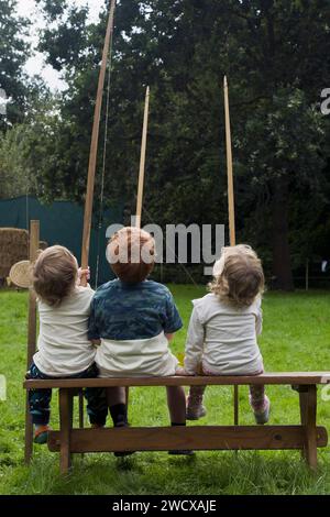 September 2023. Halesworth, Suffolk. Drei kleine Bogenschützen warten während der Halesworth 800-Festlichkeiten auf den Bogenschießunterricht. Im Stadtpark von Halesworth treffen sich Reenactoren, historische Künstler und Aussteller, um das 800-jährige Jubiläum der Marktstadt Halesworth zu feiern. König Heinrich III. Verlieh der Stadt Suffolk 1223 eine Marktcharta. Stockfoto