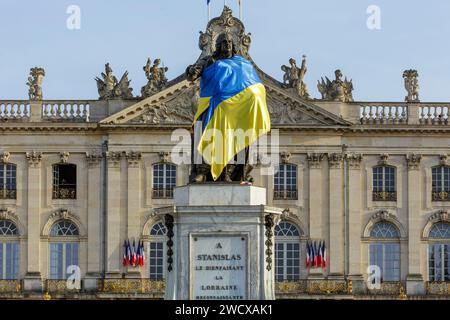 Frankreich, Meurthe et Moselle, Nancy, Stanislas Platz (ehemaliger Königsplatz), erbaut von Stanislas Leszczynski, König von Polen und letzter Herzog von Lothringen im 18. Jahrhundert, von der UNESCO zum Weltkulturerbe erklärt, Fassade des Stadthauses und Statue von Stanislas mit der Flagge von Ukranien Stockfoto