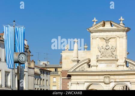 Frankreich, Meurthe et Moselle, Nancy, St.-Nicolas-Tor, erbaut im 17.. Jahrhundert mit seinem Pediment dekoriert mit Herzog rene, dem zweiten Wappen, flankiert von Adlern, von denen man auf dem Kopf eines Ritters steht (Symbol des Sieges) In Bezug auf den Batle von Nancy (1477), in dem Rene der zweite die Truppen von Charles le Temeraire schlug und ein Kunstwerk von Daniel Buren namens Le Bouquet am Place des Vosges flaggt Stockfoto