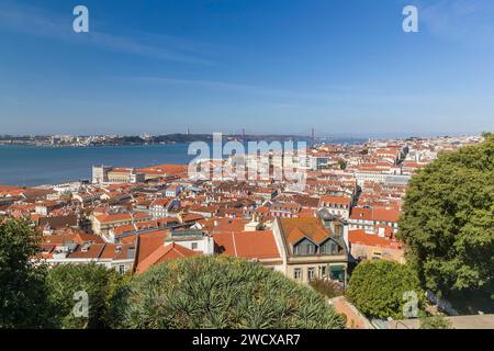 Portugal, Lissabon, Bezirk Baixa, Bezirk Baixa, Prac do Comercio (Handelsplatz) und der Tejo von Castelo Sao Jorge (Burg St. George) Stockfoto